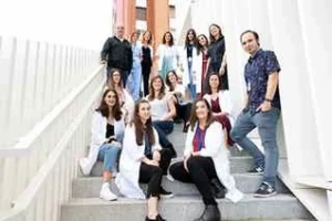 Grupo de investigadores en escaleras, trabajando en Parkinson en Euskadi.