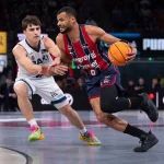 Jugador de Kosner Baskonia driblando ante un oponente de Manresa.