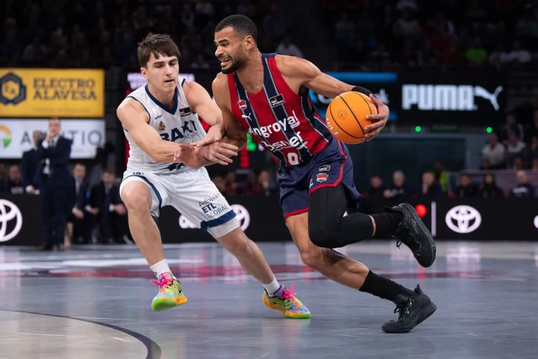 Jugador de Kosner Baskonia driblando ante un oponente de Manresa.