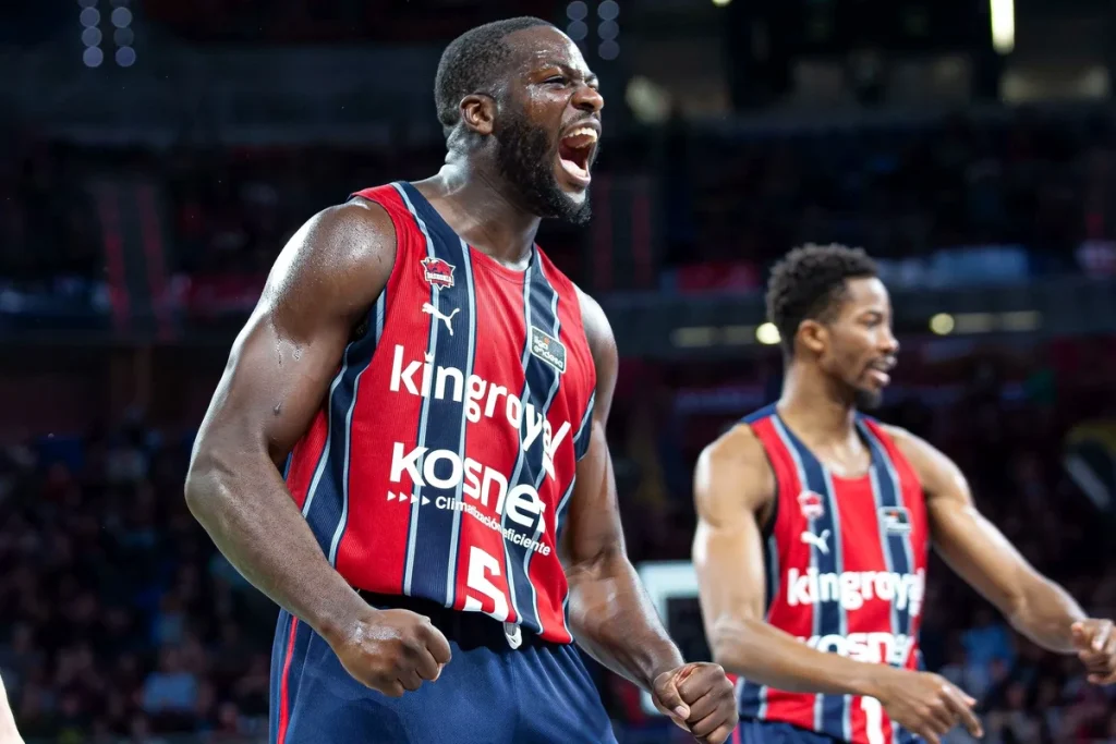Eugene Omoruyi celebra un punto en un partido de baloncesto.