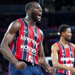 Eugene Omoruyi celebra un punto en un partido de baloncesto.
