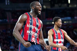 Eugene Omoruyi celebra un punto en un partido de baloncesto.