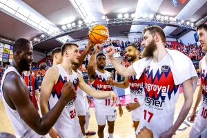 Jugadores de Kosner Baskonia celebrando en la cancha de baloncesto.
