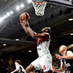 Jugador de baloncesto en acción durante un partido