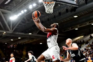 Jugador de baloncesto en acción durante un partido