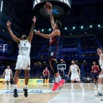 Jugador de baloncesto lanzando a canasta en un partido