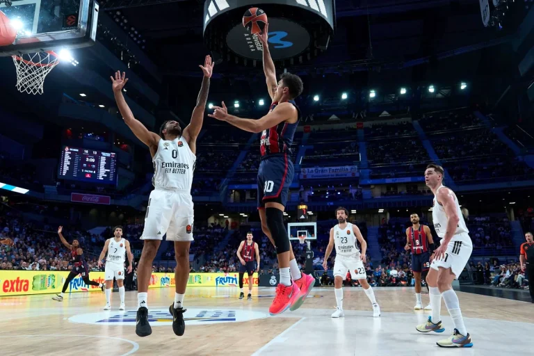 Jugador de baloncesto lanzando a canasta en un partido
