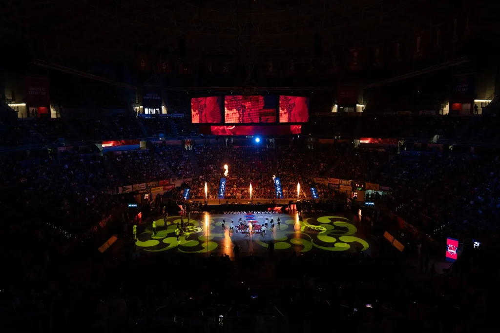 Vista del Buesa Arena lleno de aficionados durante un evento deportivo