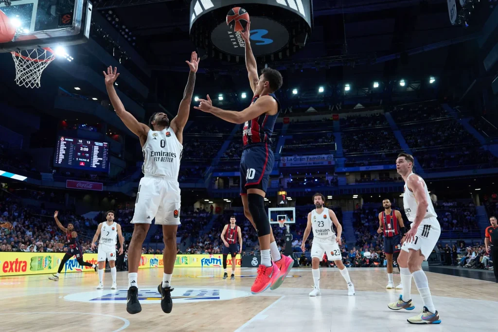 Jugador de Kosner Baskonia lanzando a canasta en el Buesa Arena