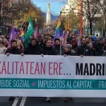 Manifestación con pancarta sobre fiscalidad y derechos sociales