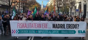 Manifestación con pancarta sobre fiscalidad y derechos sociales