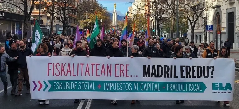 Manifestación con pancarta sobre fiscalidad y derechos sociales