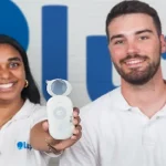 Dos personas sosteniendo una lupa inteligente de bolsillo de LUP.