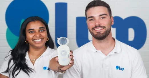 Dos personas sosteniendo una lupa inteligente de bolsillo de LUP.