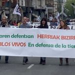 Manifestantes sosteniendo pancarta en Gasteiz