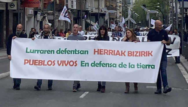 Manifestantes sosteniendo pancarta en Gasteiz