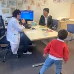 Consulta médica con un niño y una doctora en un consultorio.
