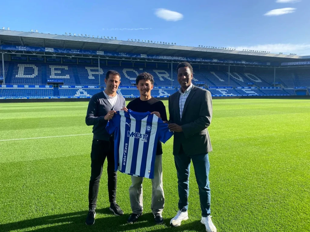 Omar Yasser presenta camiseta del Deportivo Alavés en el estadio