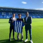 Omar Yasser presenta camiseta del Deportivo Alavés en el estadio