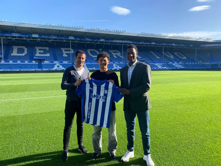 Omar Yasser presenta camiseta del Deportivo Alavés en el estadio