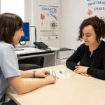 Dos mujeres conversan en una oficina sobre donación de médula ósea.
