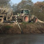Tractor aplicando purines en un campo agrícola