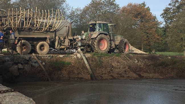 Tractor aplicando purines en un campo agrícola