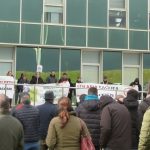 Manifestantes con pancartas frente a un edificio en Zierbena