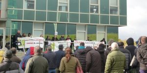 Manifestantes con pancartas frente a un edificio en Zierbena
