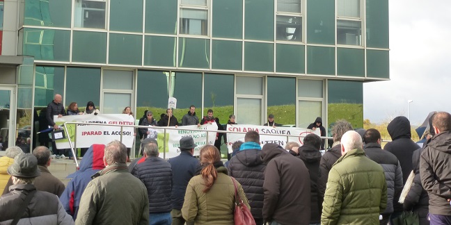 Manifestantes con pancartas frente a un edificio en Zierbena