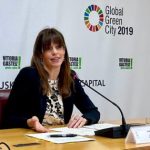 Mujer hablando en una conferencia sobre Vitoria-Gasteiz