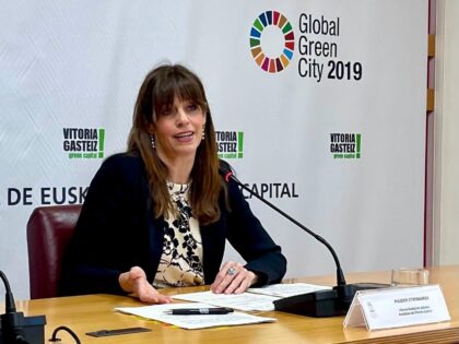 Mujer hablando en una conferencia sobre Vitoria-Gasteiz
