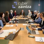 Reunión del Consejo de Cyberzaintza con participantes en mesa