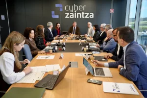 Reunión del Consejo de Cyberzaintza con participantes en mesa