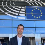 Entrada del Parlamento Europeo con un hombre frente a ella.