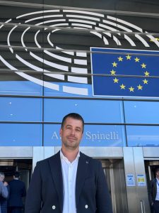 Entrada del Parlamento Europeo con un hombre frente a ella.