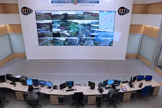 Centro de control de tráfico con pantallas y operadores en Euskadi