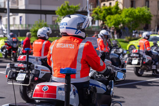 Agentes de seguridad en motocicletas durante un evento en Euskadi