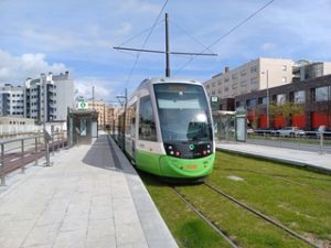 Tranvía moderno en la estación de Vitoria-Gasteiz