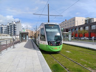 Tranvía moderno en la estación de Vitoria-Gasteiz