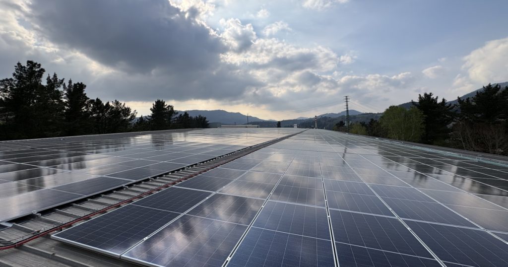 Paneles solares instalados en una azotea con paisaje montañoso