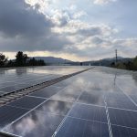 Paneles solares instalados en una azotea con paisaje montañoso