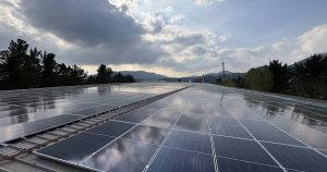 Paneles solares instalados en una azotea con paisaje montañoso