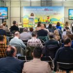 Evento sobre movilidad ciclista en Vitoria-Gasteiz con ponentes y público