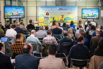 Evento sobre movilidad ciclista en Vitoria-Gasteiz con ponentes y público