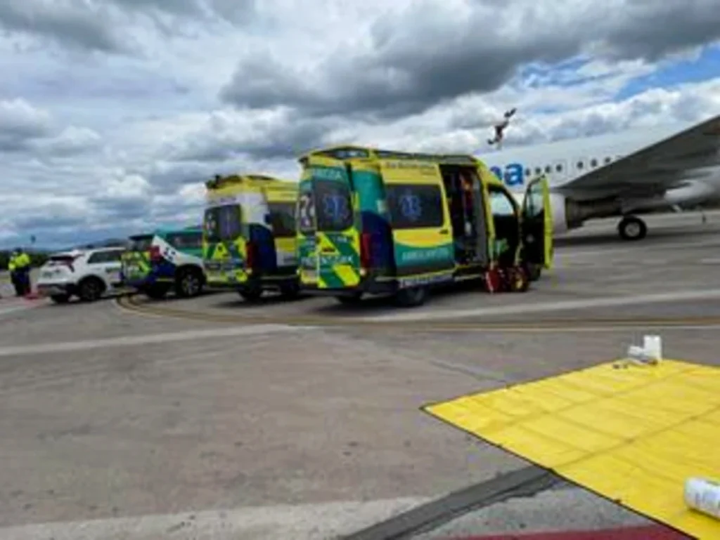 Ambulancias en el aeropuerto de Bilbao preparadas para el traslado de menores.