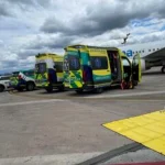 Ambulancias en el aeropuerto de Bilbao preparadas para el traslado de menores.