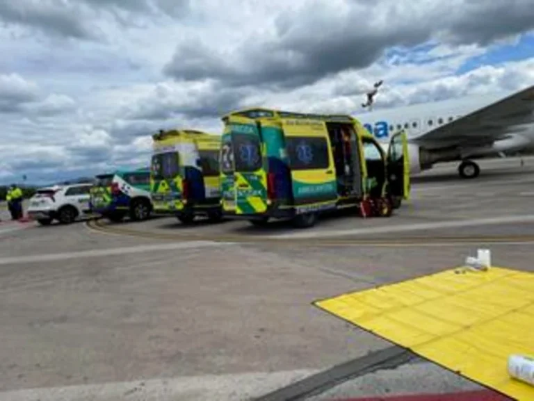Ambulancias en el aeropuerto de Bilbao preparadas para el traslado de menores.