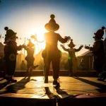 Siluetas de payasos actuando al atardecer en un circo