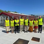 Grupo de personas con chalecos reflectantes en la estación de Atotxa